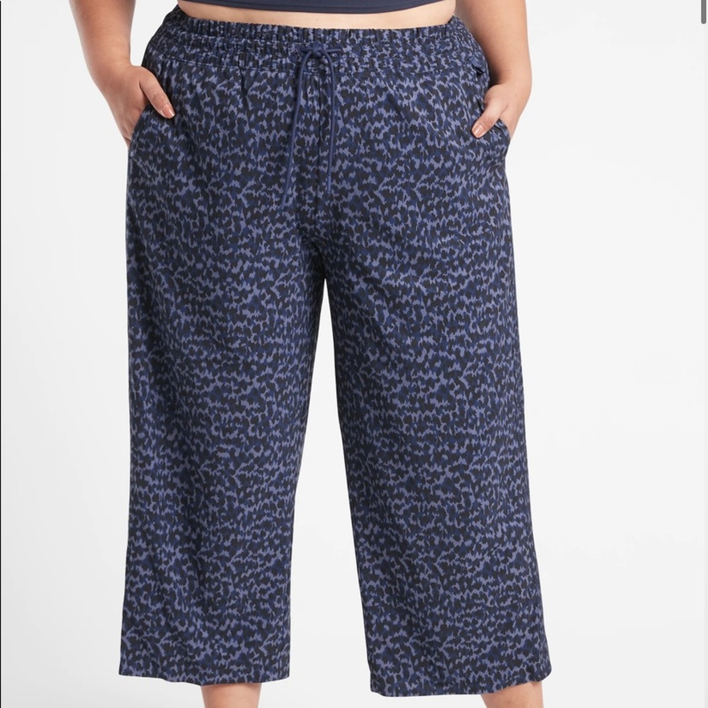 Athleta • Printed Avenue Wide Leg Crop Pants size 18